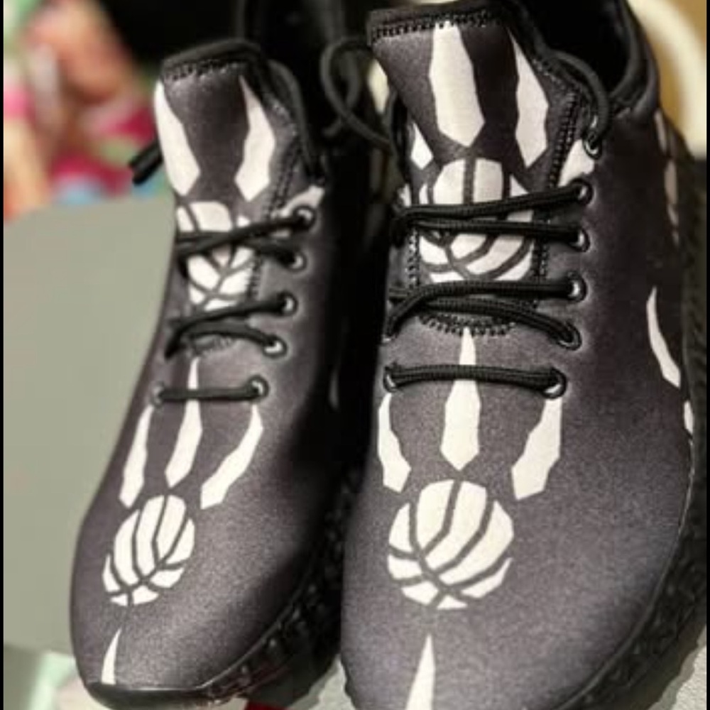 Basketball shoes